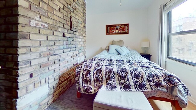 Foto del edificio - Top Floor East Lakeview One Bedroom