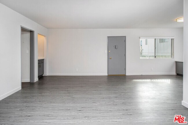 Foto del edificio - 450 S Los Robles Ave