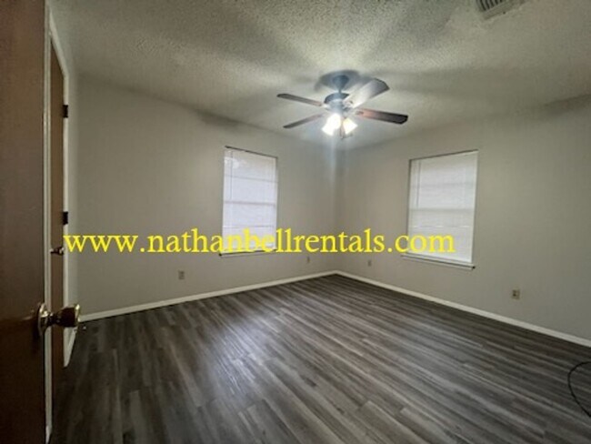 Foto del edificio - Single-Family Home: 2 bed, 1 bath