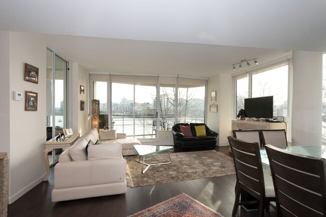 Building Photo - 9 Smithe Mews