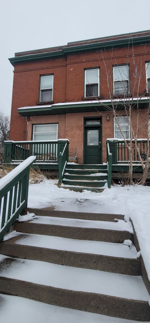 Foto del edificio - 120-122 N 12th Ave E