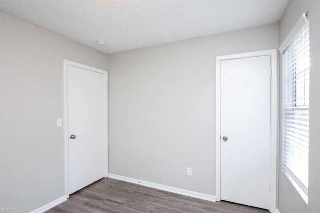 Foto del edificio - 3090 Berkshire Manor Dr