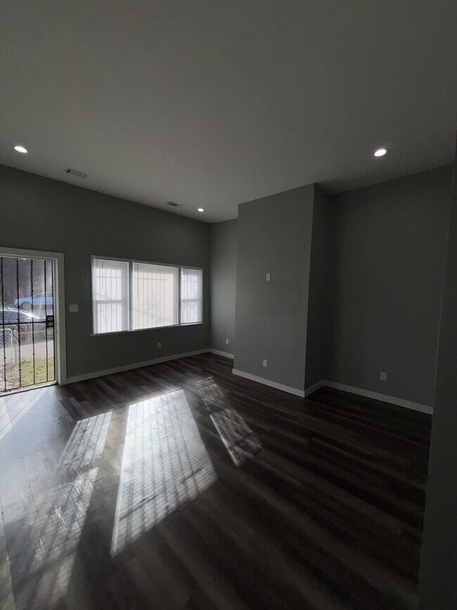 Foto del edificio - 2215 W Market St