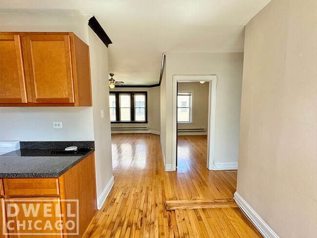 Foto del edificio - 3825 N Greenview Ave