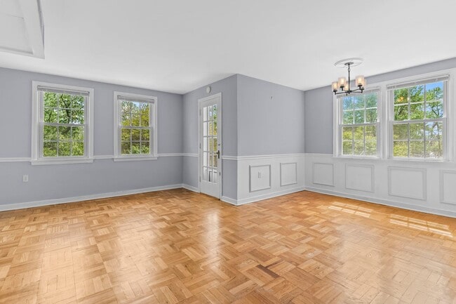 Building Photo - Cozy & Updated Condo in Prime Alexandria Location
