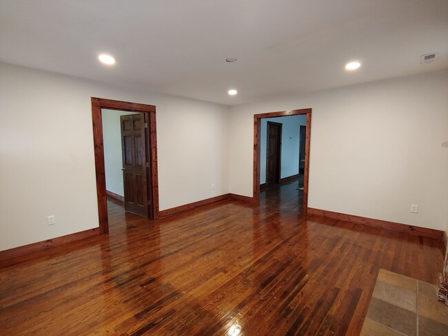 Building Photo - Charming 1940's Remodeled Home!