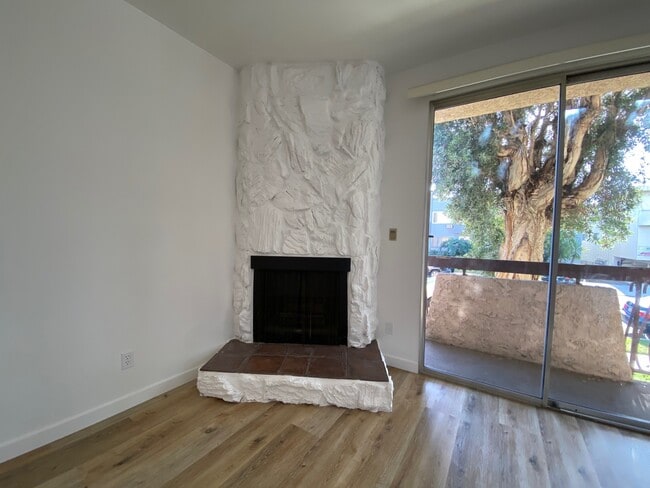 Working Gas Fireplace w/tree views - 104 S Hayworth Ave