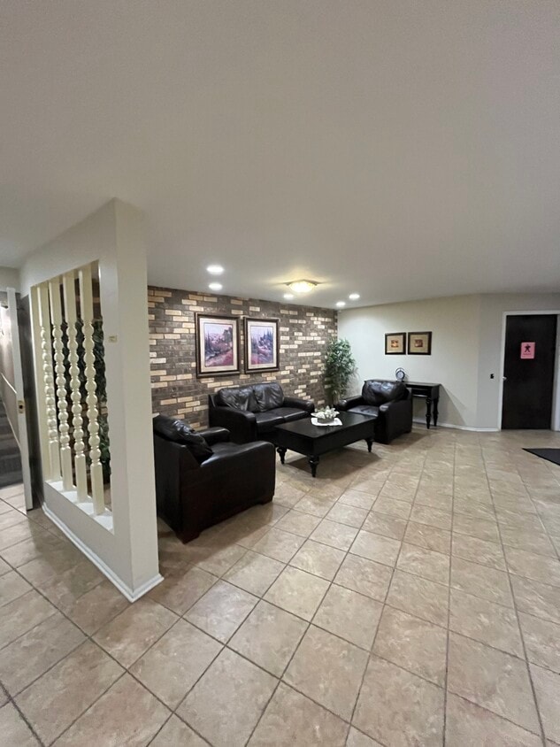 Building Photo - 3350 N Carriageway Dr
