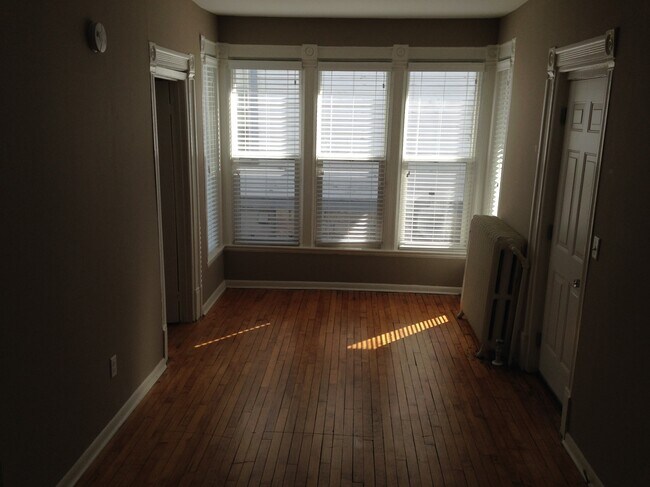 Unit 2 living room - 1607 Hewitt Avenue