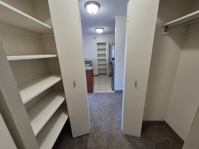 Foto del edificio - 5885 Forest View Rd