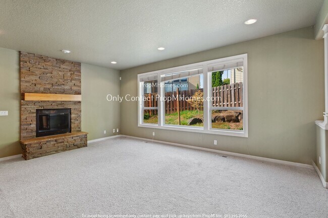 Foto del edificio - NEW Photos! Stunning Custom-Built Three Bedroom Home- With An Additional Room!