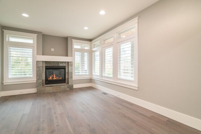 Foto del edificio - Luxury Townhome in the Heart of Lake Osweg...
