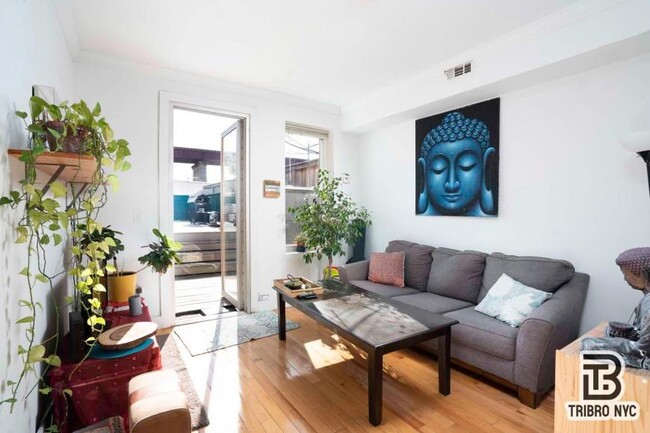 Foto del edificio - 3 bedroom in ASTORIA NY 11105