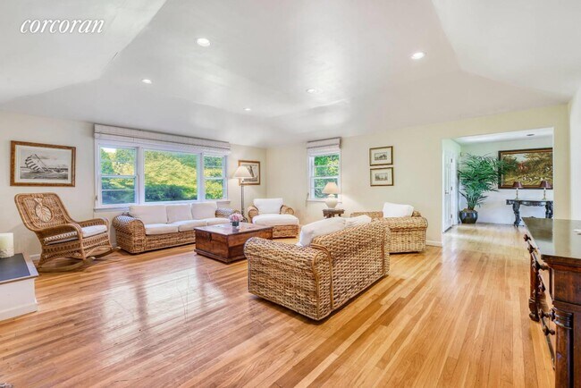 Building Photo - 33 Apaquogue Rd