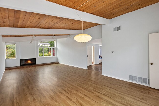 Building Photo - La Jolla – Beautifully upgraded one-story ...