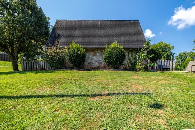 Foto del edificio - 9104 Woodpark Ln NW