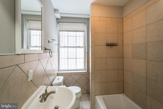 Foto del edificio - 2123 Spring Garden St