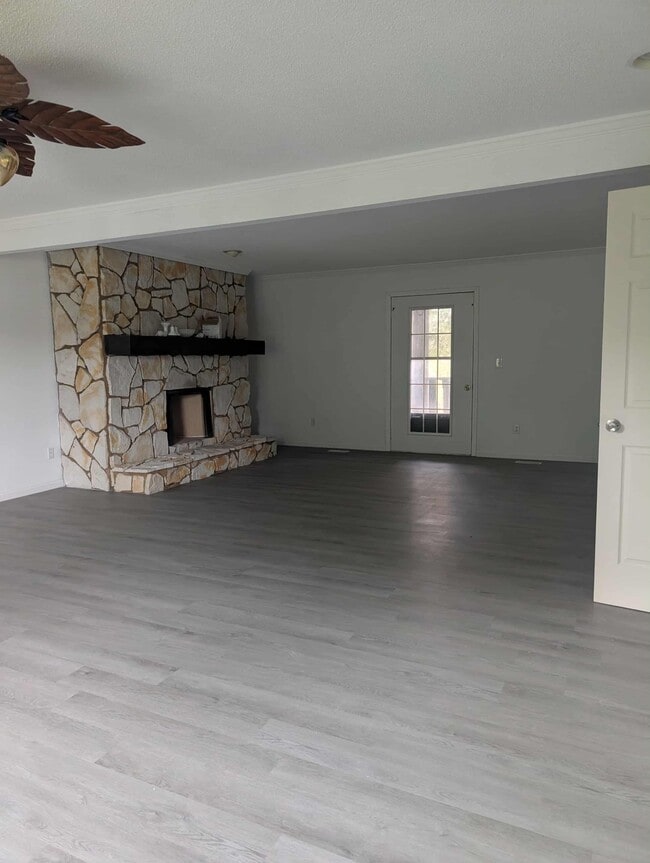 Building Photo - 1097 Esther Dr