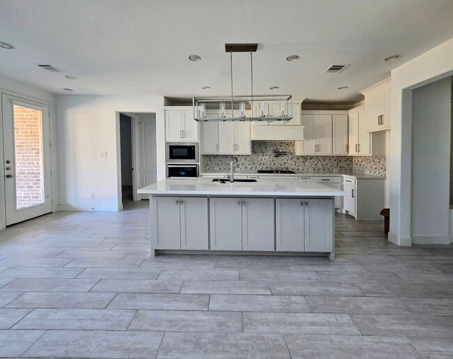 Building Photo - Luxury- Like New 5-Bed, 4.5-Bath -massive ...