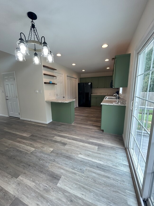 Building Photo - 312 S Tree Ct