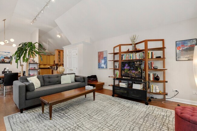 Building Photo - 2117 W Evergreen Ave