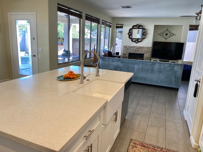 Building Photo - 6804 W Lone Cactus Dr