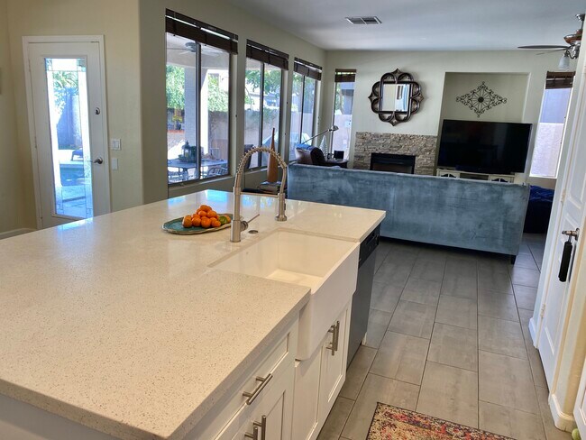 Foto del edificio - 6804 W Lone Cactus Dr