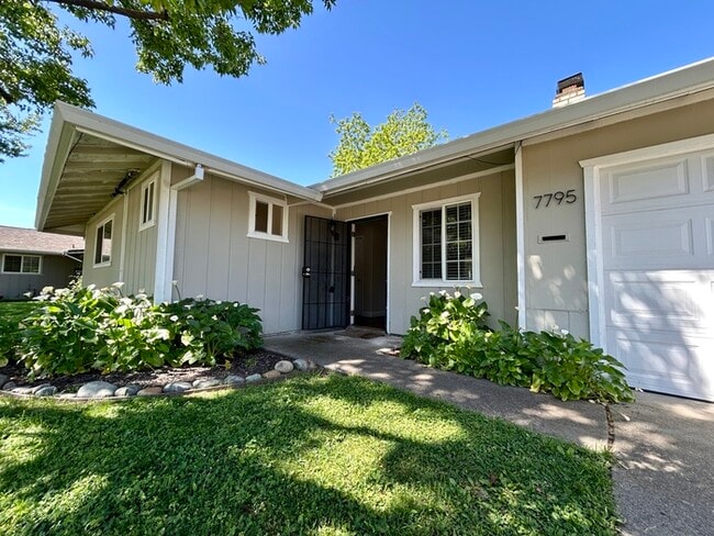 Building Photo - Beautiful 3 Bedroom 2 Bathroom Single Fami...