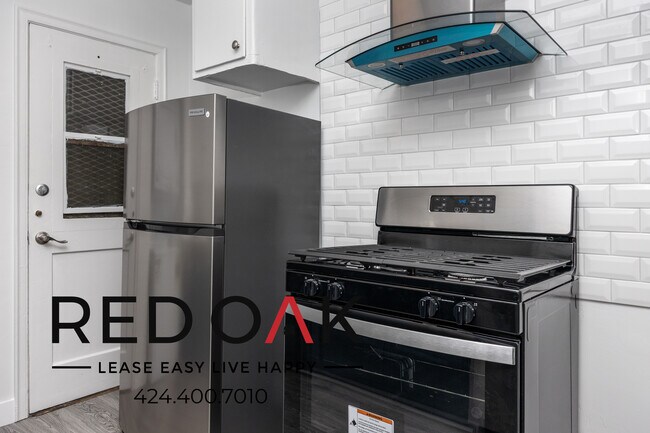 Building Photo - Stunning One Bedroom with Sunny Windows, U...