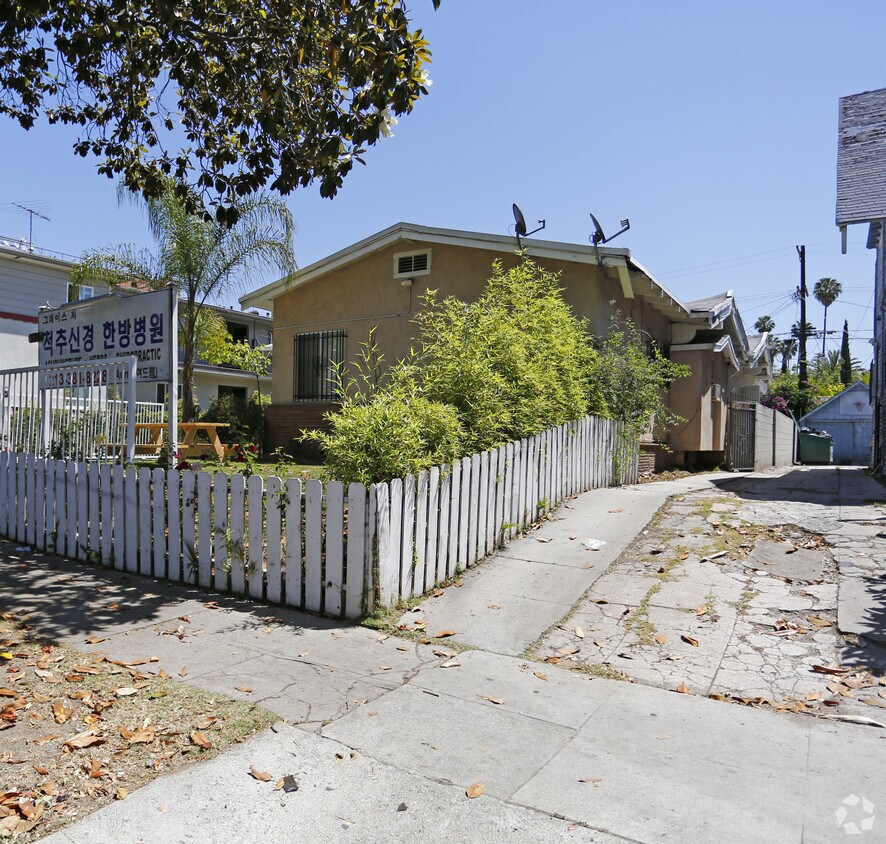 Foto del edificio - 726-732 S Wilton Pl