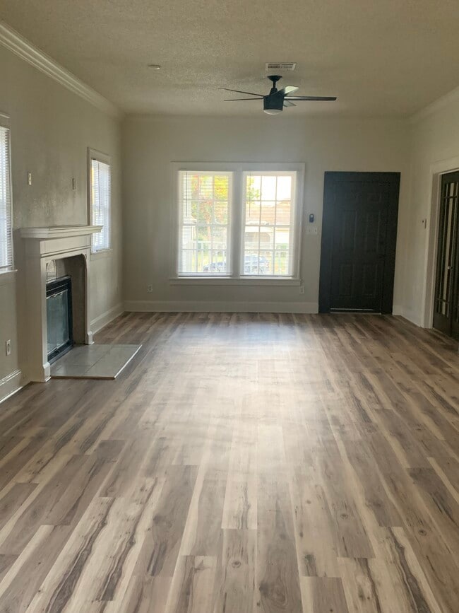 Living room - 3215 Ethel Ave