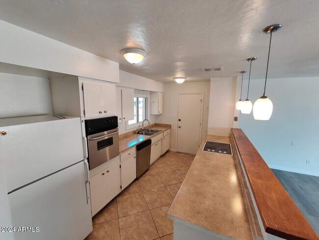 Foto del edificio - 1605 E Palmcroft Dr