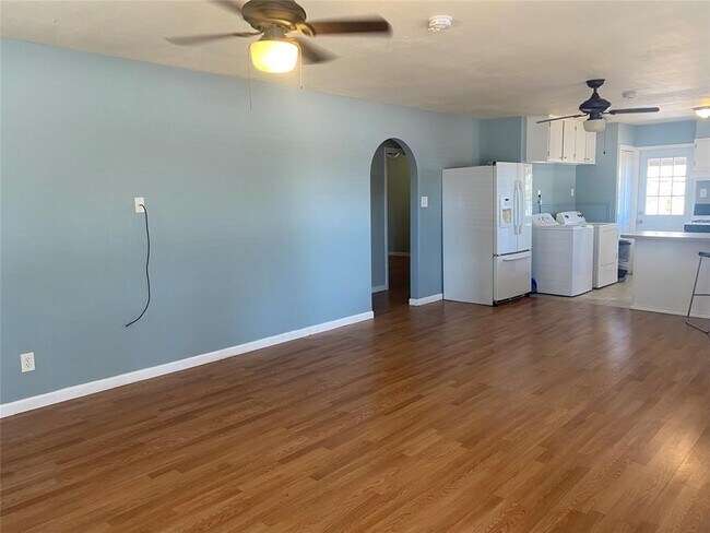 Building Photo - 412 US-281