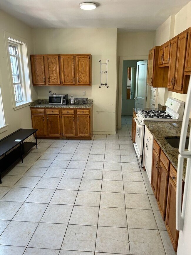 Foto del edificio - 4-bed + 2-bath Washington Square Brookline