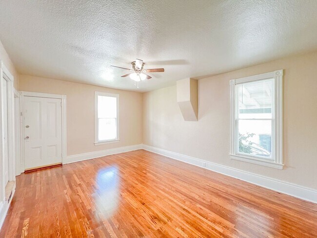 Foto del edificio - Los Alamitos 4 Bed 2 Bath House - 2 Car Gar - Wood Flooring - Huge Yard - Cute!!!