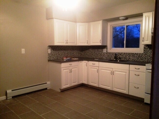 Building Photo - 5 N Maple Ave