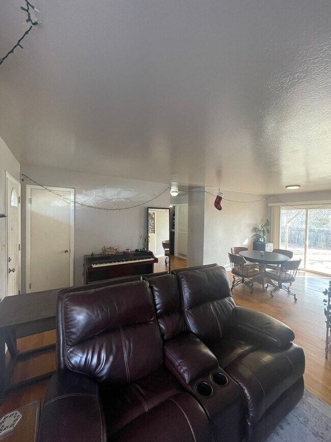 Foto del edificio - STUDENTS WELCOME! Single-Family Ranch Home w/ Finished Basement and Fenced Backyard