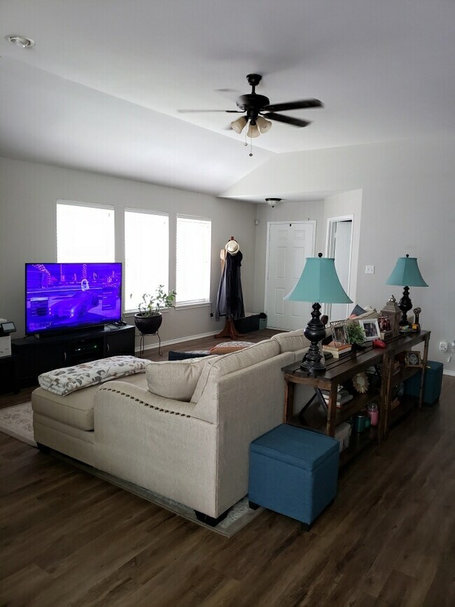 Fotografía del edificio - 20071 Meadow View Ln