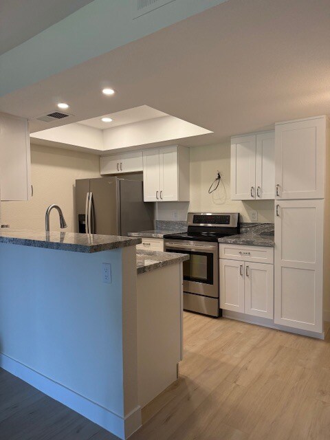 Building Photo - 2146 W Isabella Ave