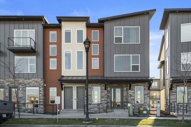 Building Photo - 572 Lewski Ln