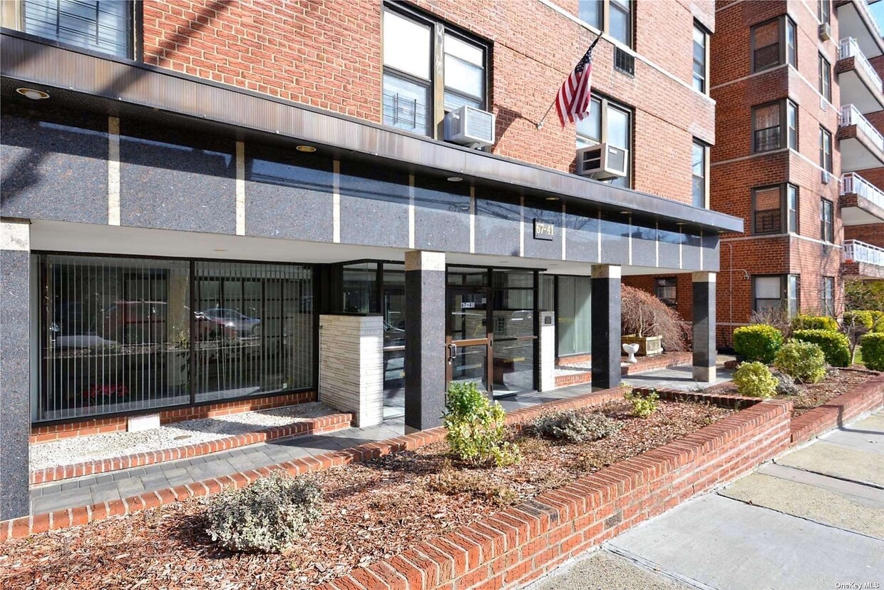 Foto principal - 67-41 Burns St