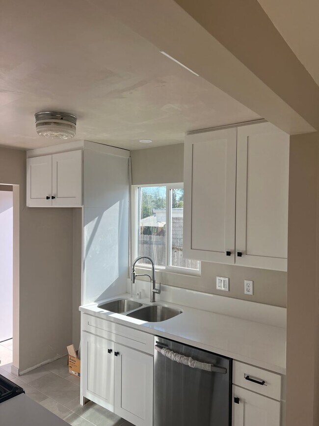 Building Photo - Newly Remodeled 3 bedroom 2 Bath Single St...
