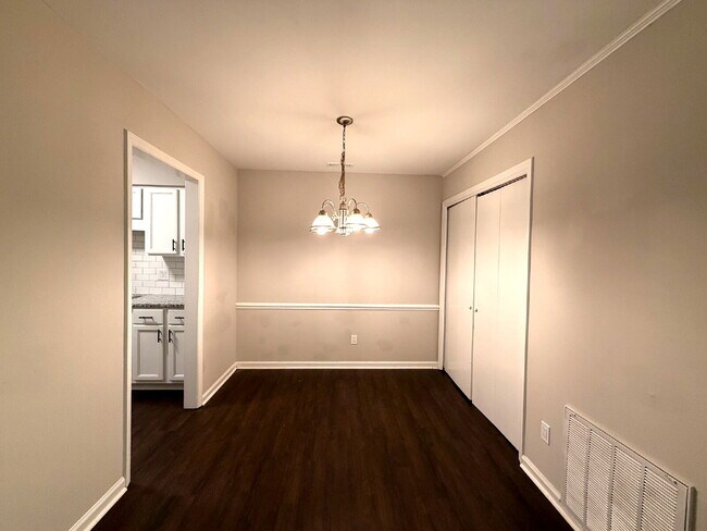 Building Photo - Recently Updated Unit in Raleigh!