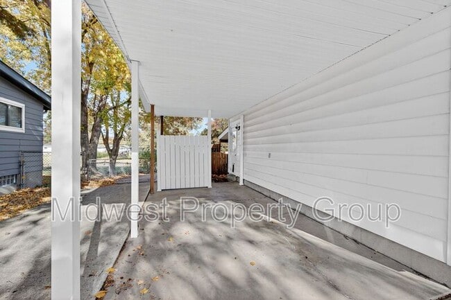 Foto del edificio - 535 Bardot Dr