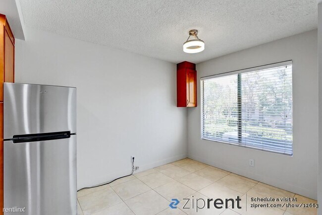 Building Photo - 2 br, 2.5 bath Townhome - 1109 Golden Spri...