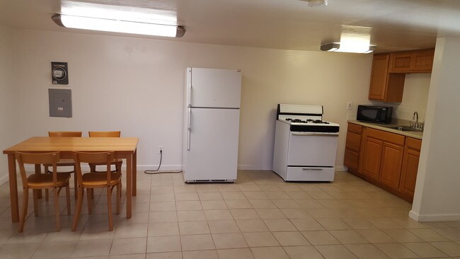 kitchen area - 920 S 6th St