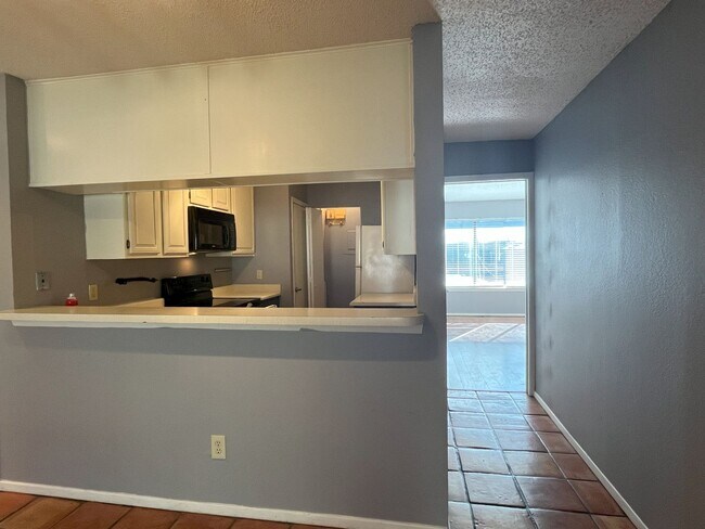 Building Photo - 2/2, Walk to Campus and Reserved Parking!