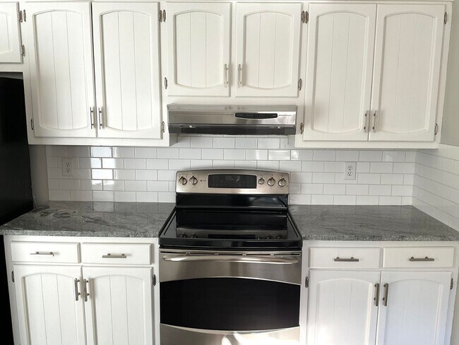 Foto del edificio - HomeFor Rent with 3 Bedrooms, 2 Baths, 2 Car Garage in Lincolnton NC