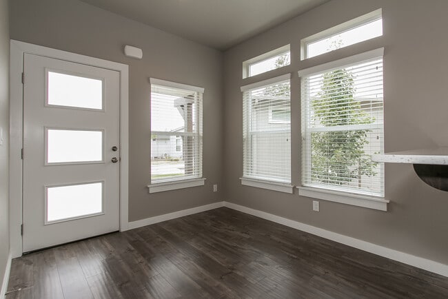 Foto del edificio - 2bdrm/1bthrm Tiny House  ~ Landscaping Included!