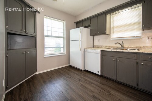 Building Photo - Remodeled 3-bed 2-full-bath w/Finished Bsm...